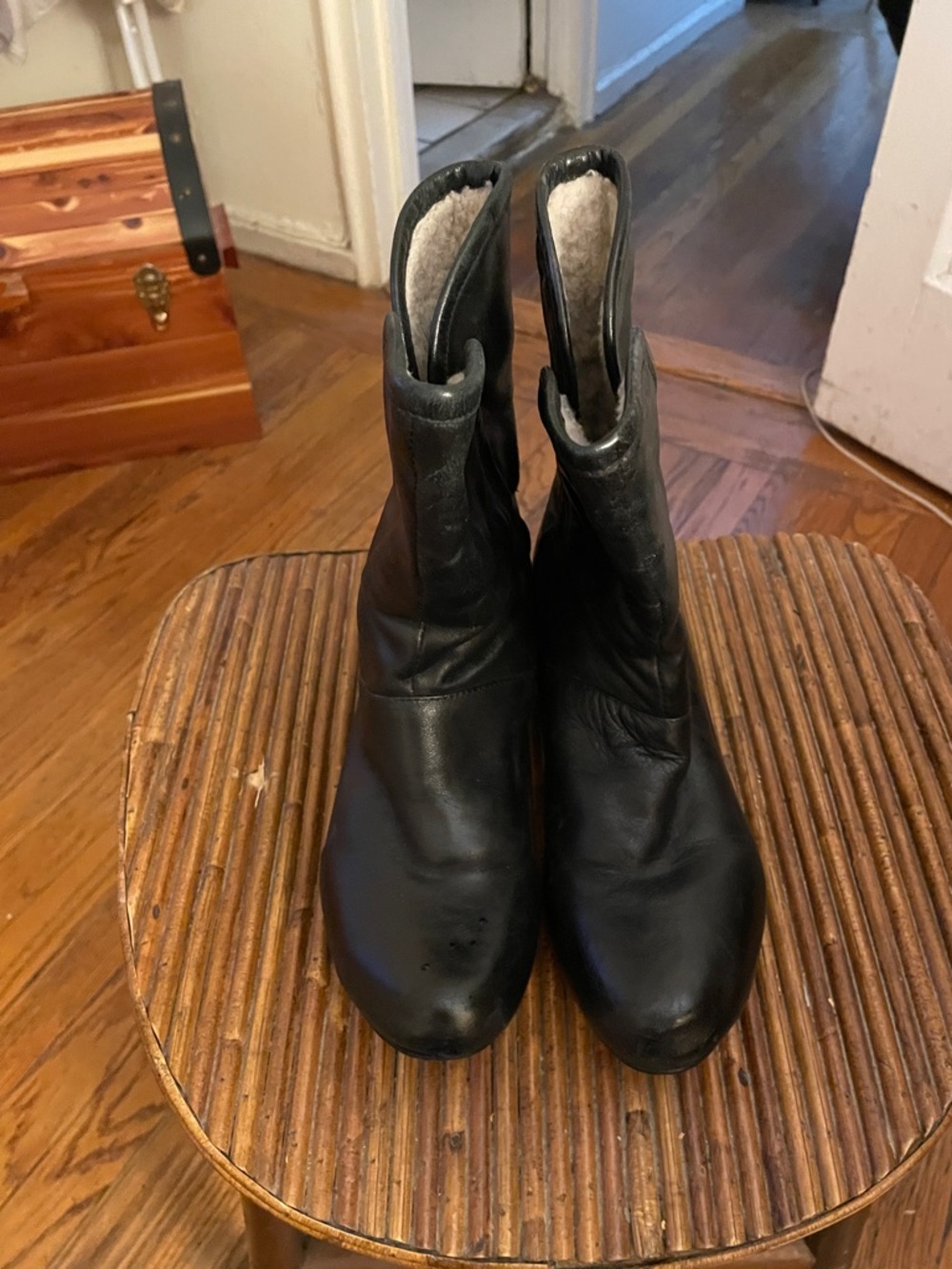 Black leather kitten heel snow-boots night-time daytime polished and sleek look
